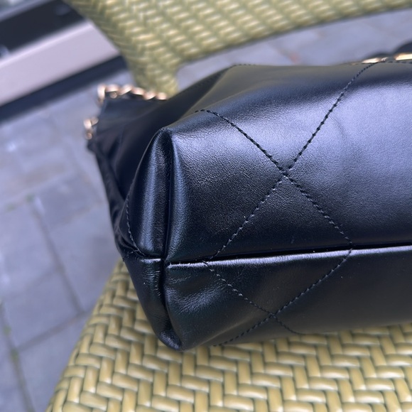 Chanel hobo medium 22 handbag - Picture 7 of 9